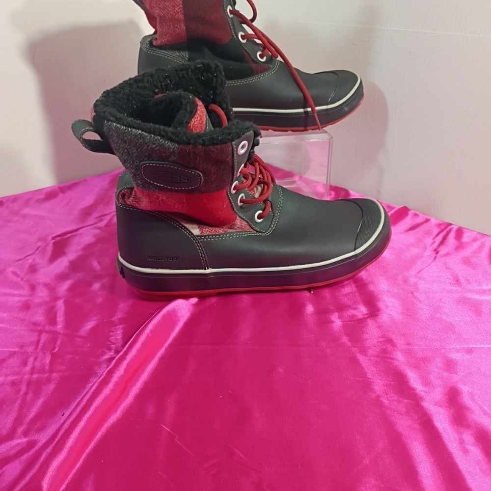 KEEN Woman's SZ 9.5 ELSA SHERPA LINED BLK AND RED WOOL PLAID WATERPROOF BOOTS.